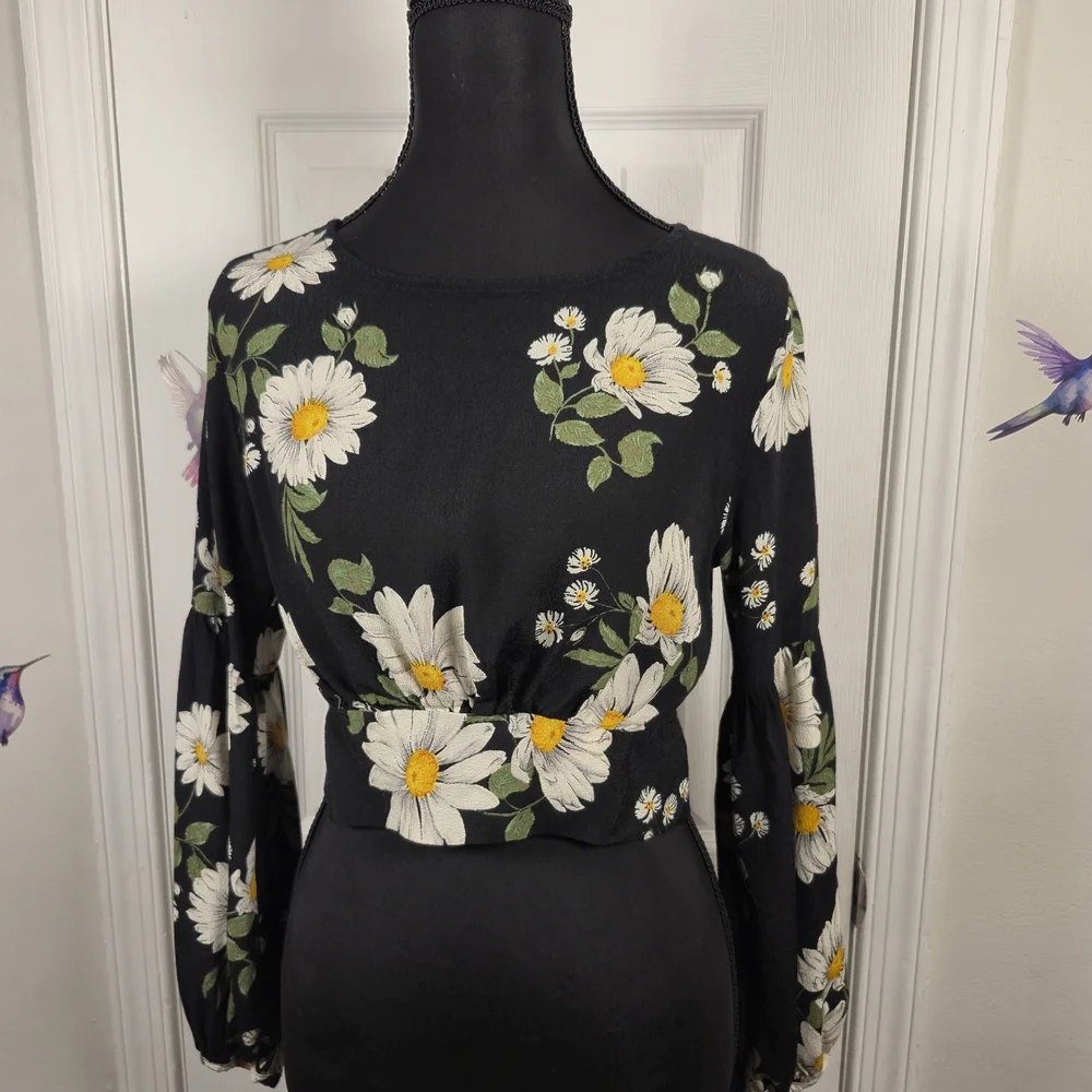 Forever 21 Daisy Floral Bell Sleeve Crop Top M Black Euro Summer Maximalist Boho